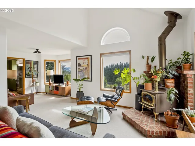 $1,320,000 | 10623 Northeast Fox Farm Road, Dundee, OR 97115