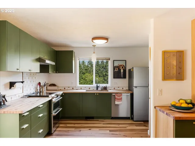 $1,320,000 | 10623 Northeast Fox Farm Road, Dundee, OR 97115