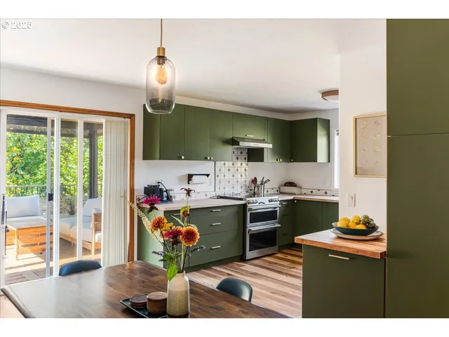 $1,320,000 | 10623 Northeast Fox Farm Road, Dundee, OR 97115