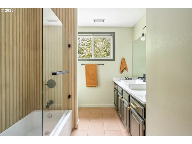 $1,320,000 | 10623 Northeast Fox Farm Road, Dundee, OR 97115