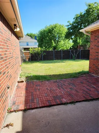 a view of a backyard