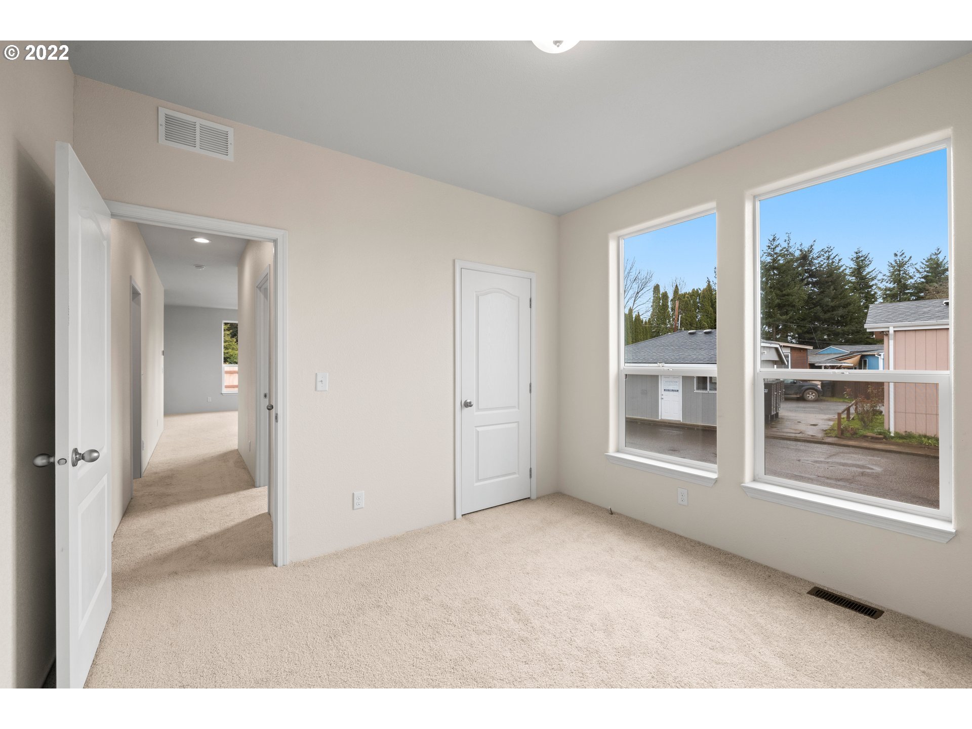 9700 Southwest Tualatin Road, Unit 12 Tualatin, OR 97062 - Photo 11 of 30 a view of an empty room with a window