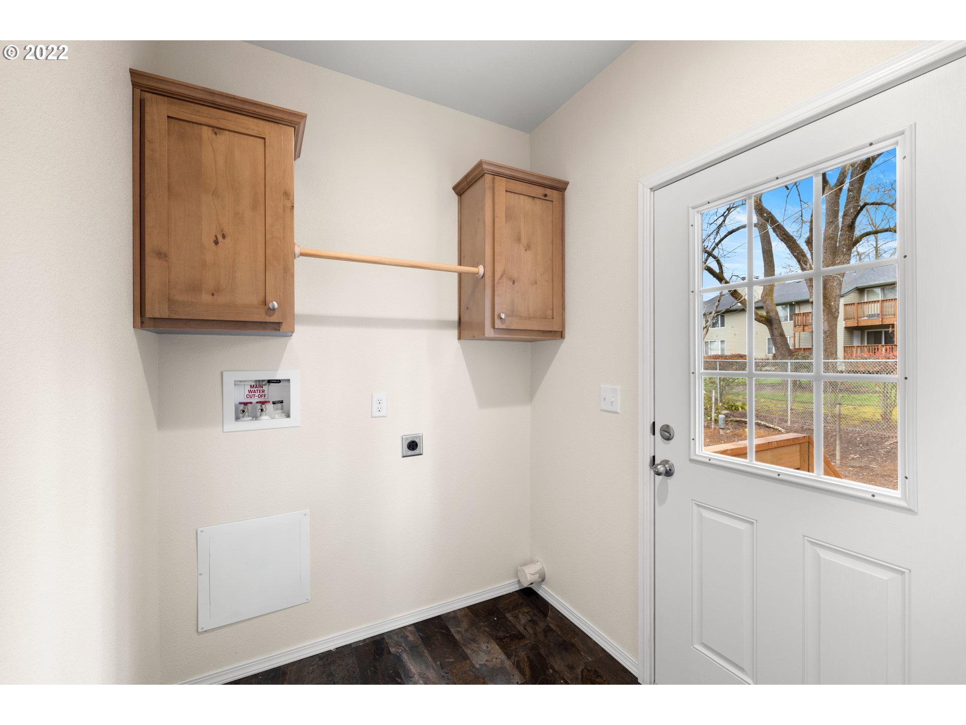 9700 Southwest Tualatin Road, Unit 12 Tualatin, OR 97062 - Photo 27 of 30 a view of hallway with window