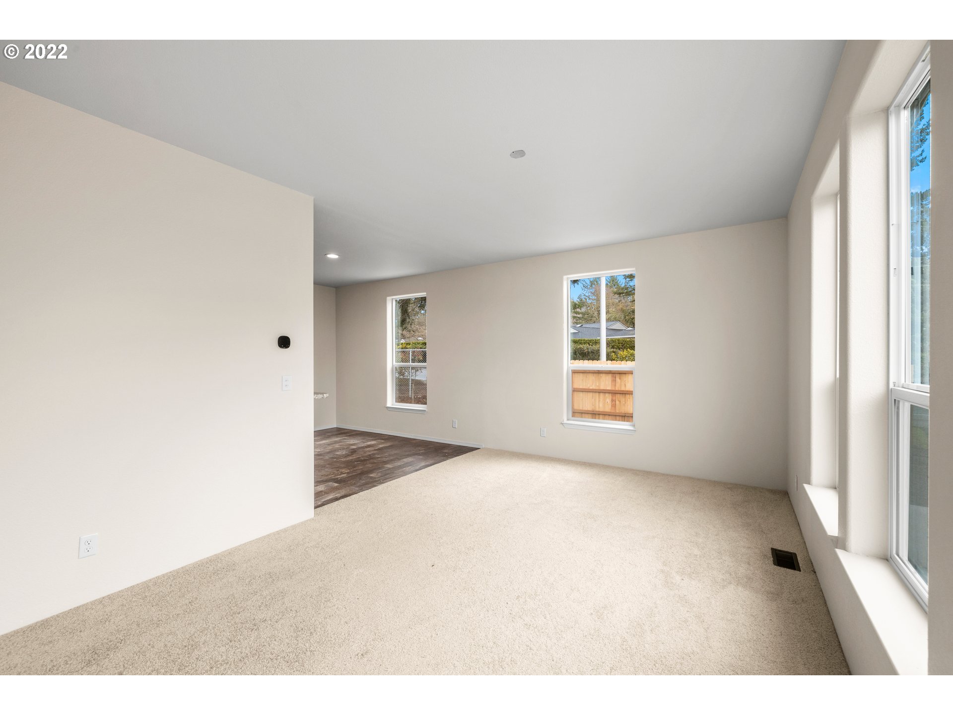 9700 Southwest Tualatin Road, Unit 12 Tualatin, OR 97062 - Photo 28 of 30 a view of an empty room with a window