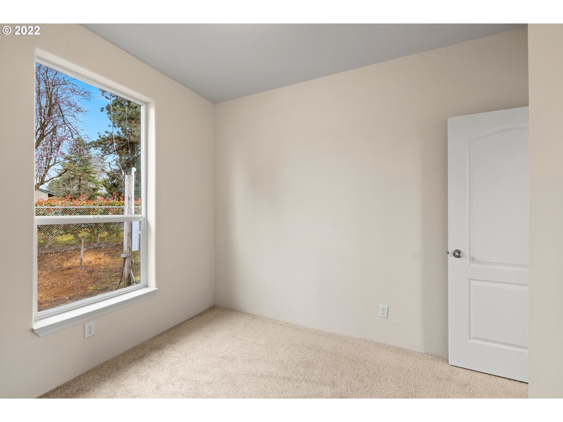 9700 Southwest Tualatin Road, Unit 12 Tualatin, OR 97062 - Photo 8 of 30 a view of an empty room with a window
