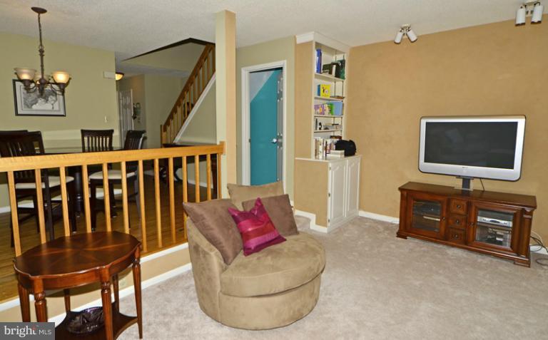 1616 Oak Spring Way Reston, VA 20190 - Photo 28 of 30 Living Room