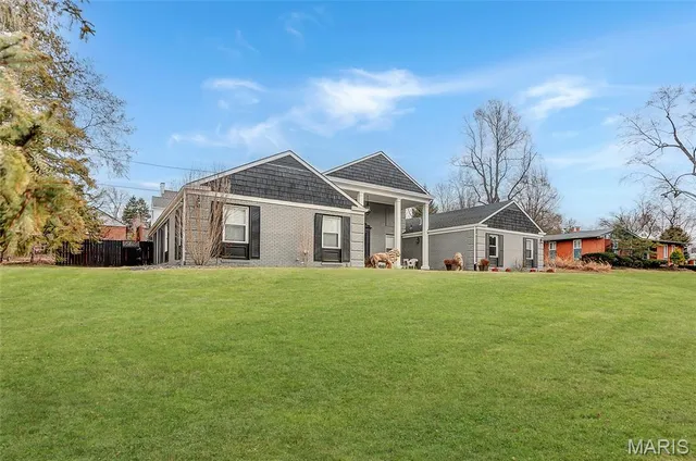 $432,000 | 121 Country Club Place, Belleville, IL 62223