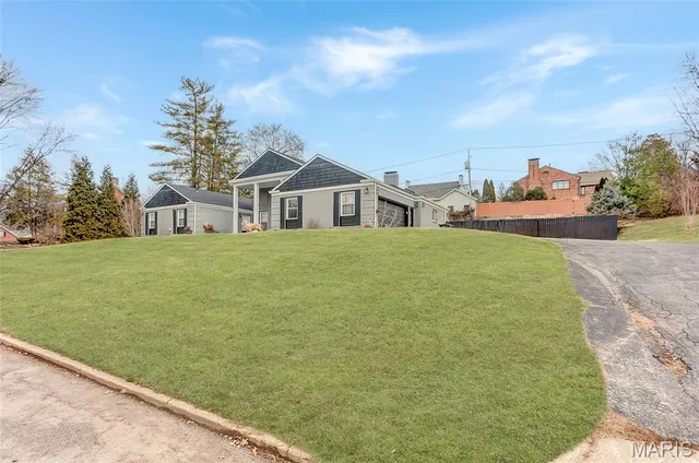 $432,000 | 121 Country Club Place, Belleville, IL 62223