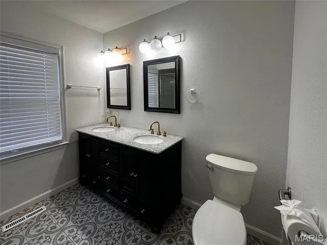 $432,000 | 121 Country Club Place, Belleville, IL 62223