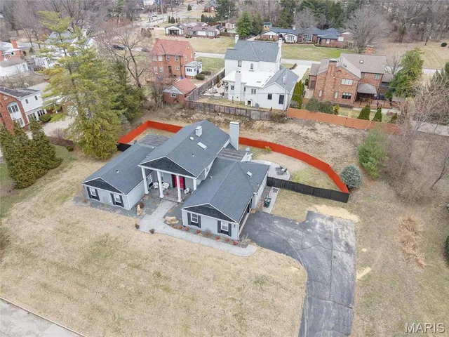 $432,000 | 121 Country Club Place, Belleville, IL 62223