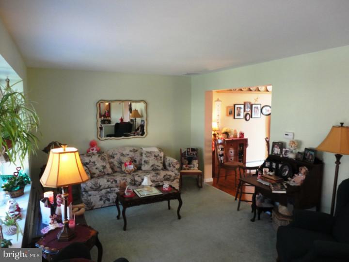 15 Old Farm Road Sicklerville, NJ 08081 - Photo 9 of 25 Living Room