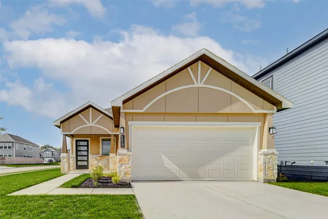 a view of a house with yard and garage
