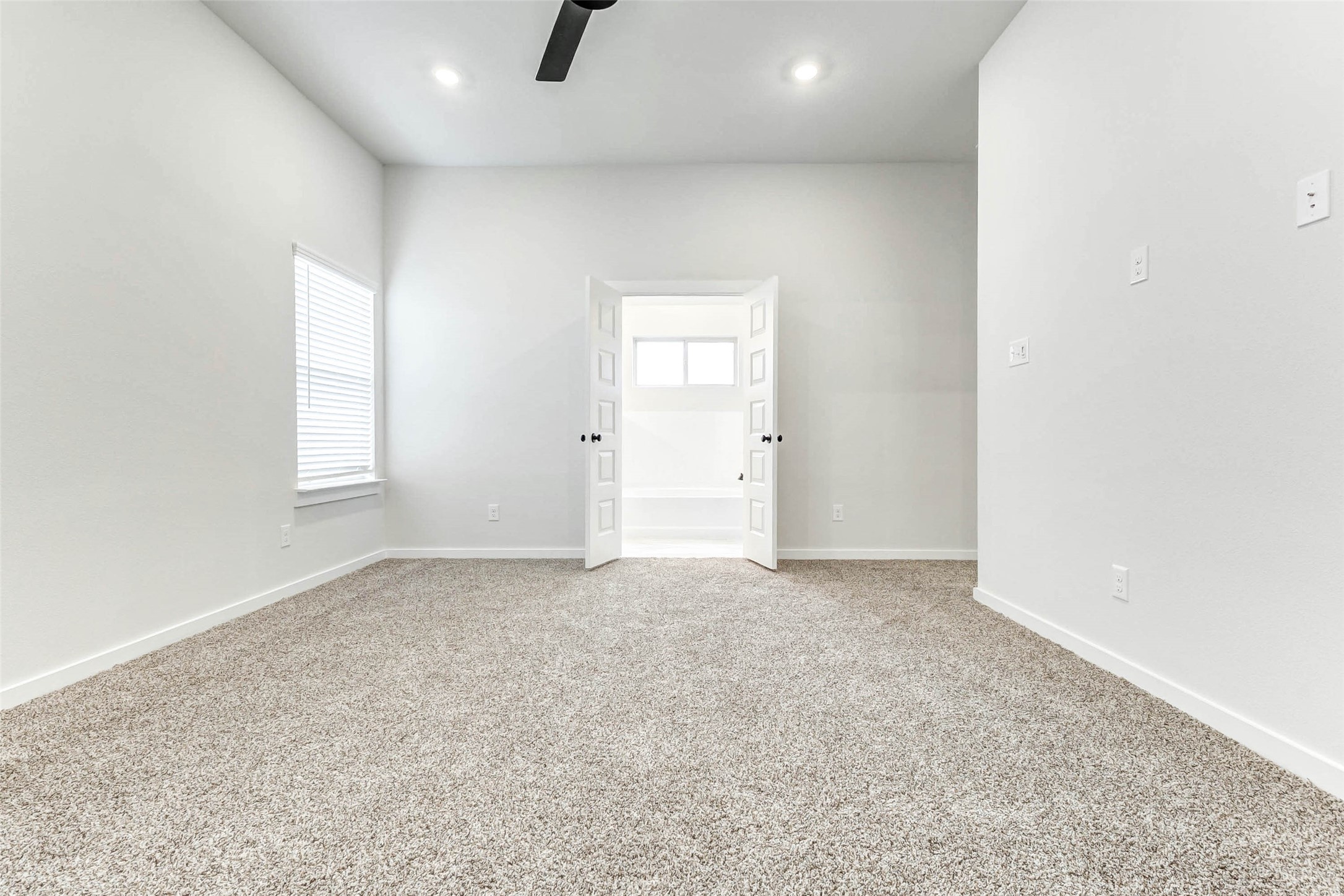 6422 Pomona Court Rosharon, TX 77583 - Photo 10 of 24 an empty room with windows and closet