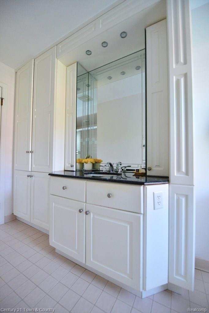 27944 Brandywine Road Farmington, MI 48334 - Photo 23 of 49 Full Bath 1b.jpg