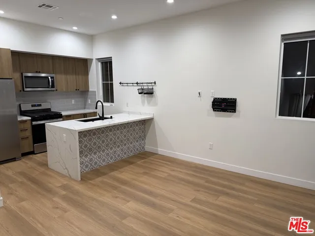 $5,866 | 1733 South Barrington Avenue, Unit 1, Los Angeles, CA 90025