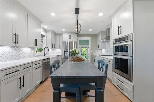 $549,900 | 910 Sherman Parkway, Belton, MO 64012