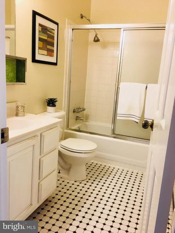 $909,970 | 660 E Street Northeast, Washington, DC 20002