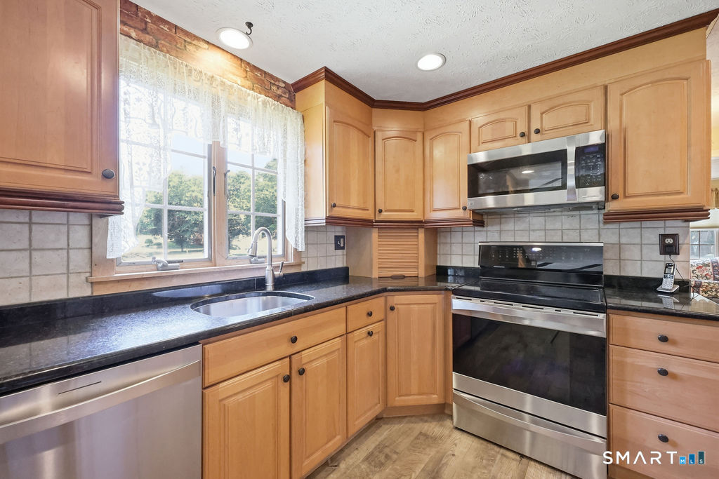 78 Wesleyan Road Glastonbury, CT 06033 - Photo 8 of 39