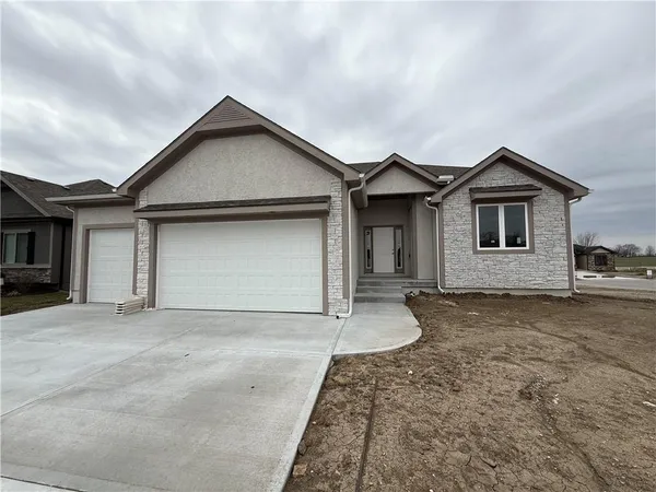 $579,500 | 12800 South Foxborough Court, Lee's Summit, MO 64086