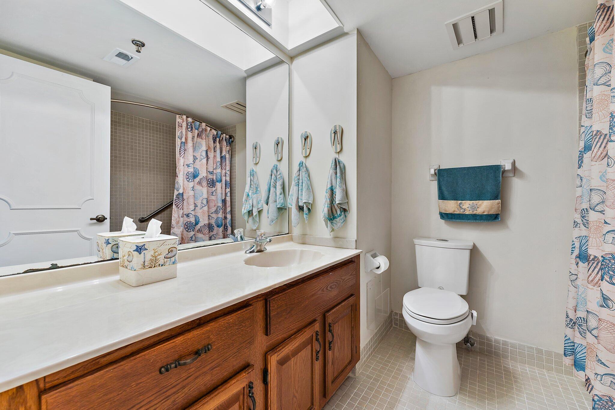 300 Golfview Road, Unit 502 North Palm Beach, FL 33408 - Photo 20 of 35 Guest Bathroom_