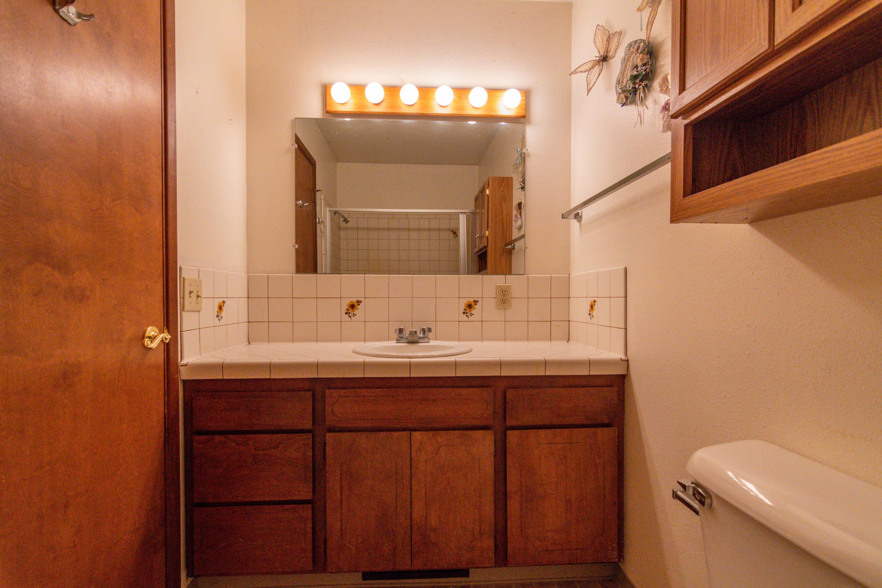 3580-3588 Hugo Road Merlin, OR 97532 - Photo 18 of 37 Upstairs Bathroom