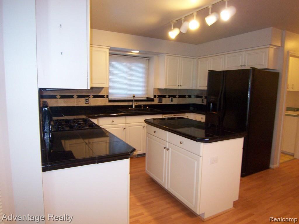 31203 Rothbury Way New Baltimore, MI 48047 - Photo 3 of 23 KITCHEN WITH ISLAND AND GRANITE