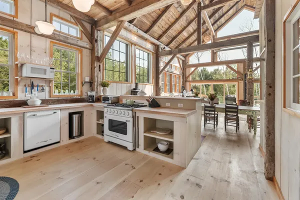 $1,000,000 | 580 Cross Road, Londonderry, VT 05155