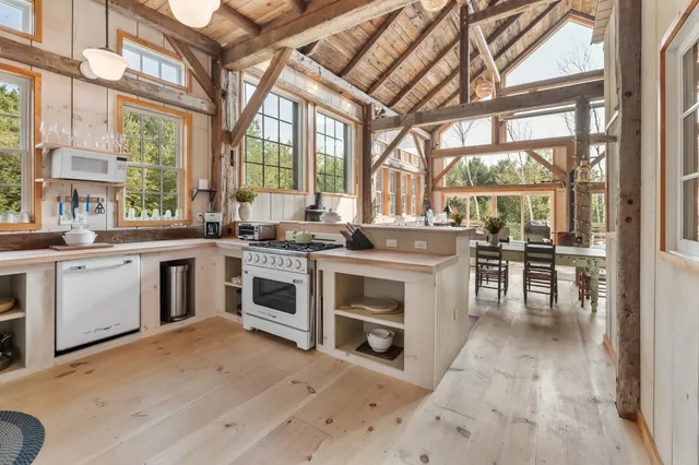 $1,000,000 | 580 Cross Road, Londonderry, VT 05155