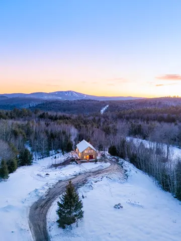 $1,000,000 | 580 Cross Road, Londonderry, VT 05155