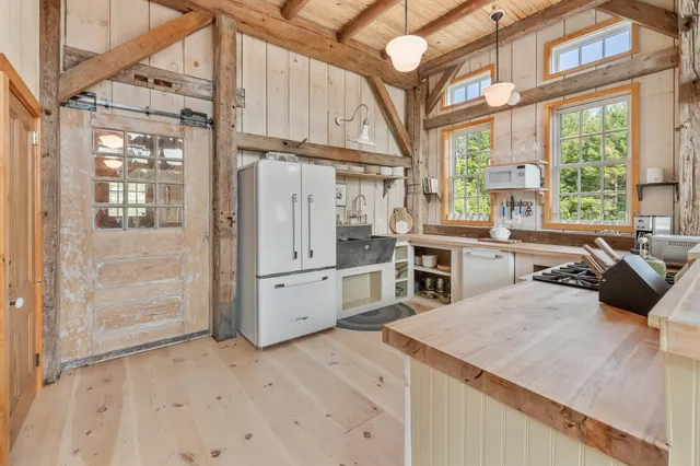 $1,000,000 | 580 Cross Road, Londonderry, VT 05155