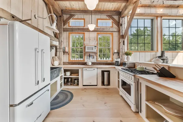 $1,000,000 | 580 Cross Road, Londonderry, VT 05155