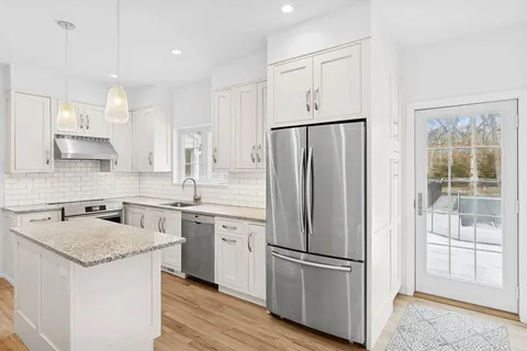 $2,850,000 | 97 Spring Close Highway, East Hampton, NY 11937
