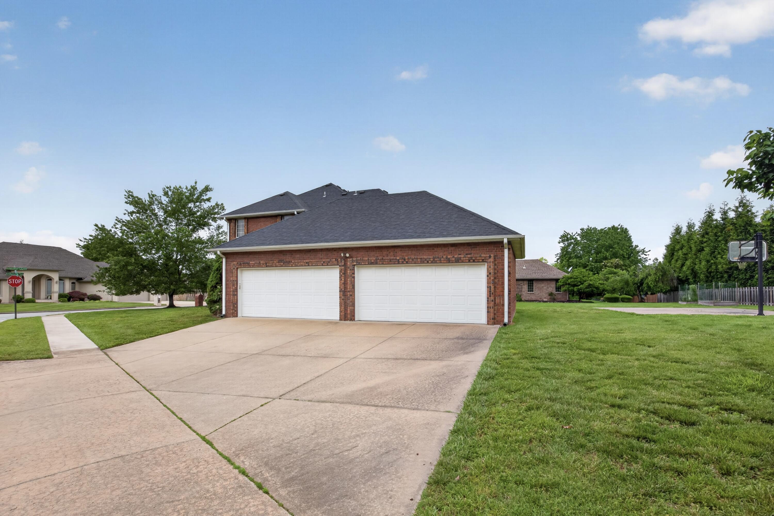 1427 Ridgecrest Street East Springfield, MO 65804 - Photo 2 of 38 0N8A2971
