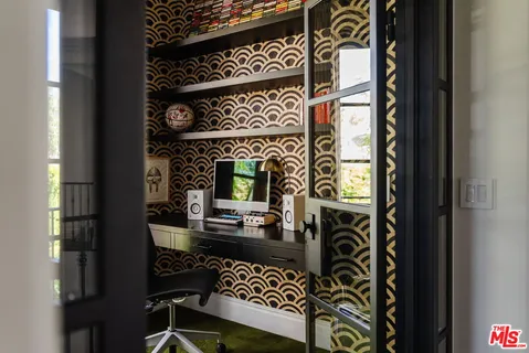 a view of entryway and livingroom