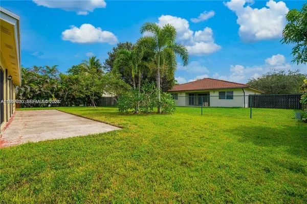 a view of a house with a backyard
