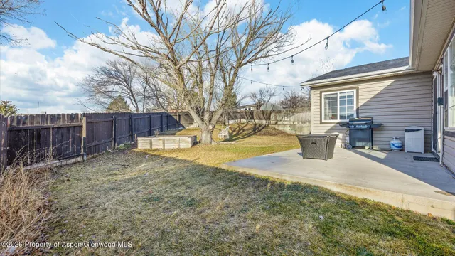 a view of a house with backyard and trees