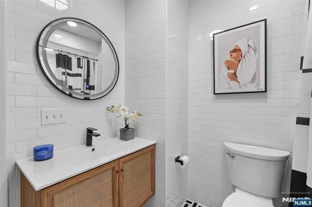 $925,000 | 90 Birchwood Terrace, Wayne, NJ 07470