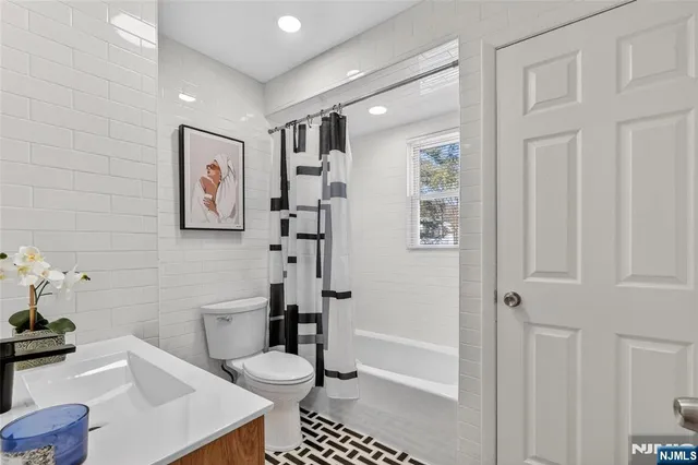 $925,000 | 90 Birchwood Terrace, Wayne, NJ 07470