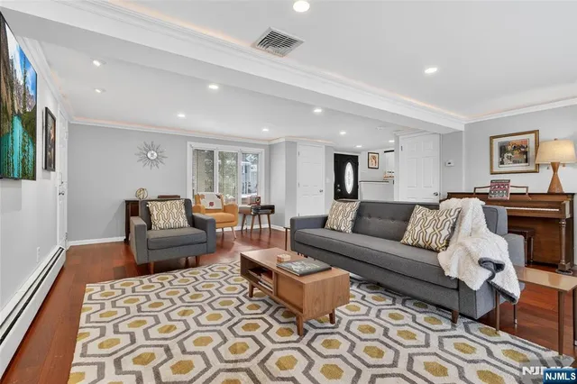 $925,000 | 90 Birchwood Terrace, Wayne, NJ 07470