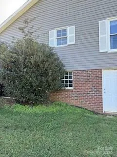 a view of a house with backyard