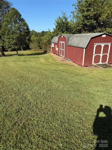 a sign that is sitting on a brick wall