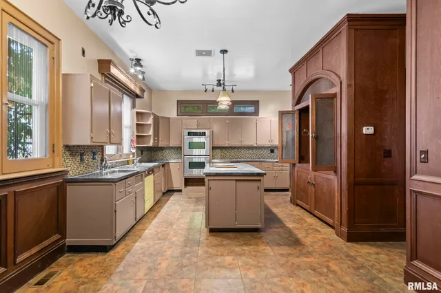 $289,900 | 240 North Washington Street, Taylorville, IL 62568