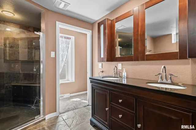 $289,900 | 240 North Washington Street, Taylorville, IL 62568