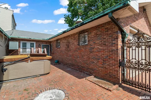 $289,900 | 240 North Washington Street, Taylorville, IL 62568