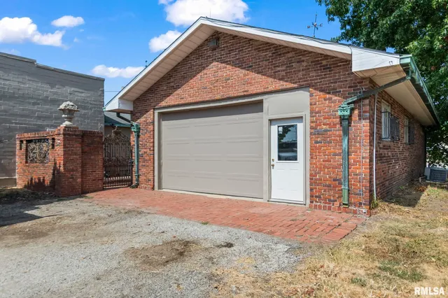 $289,900 | 240 North Washington Street, Taylorville, IL 62568