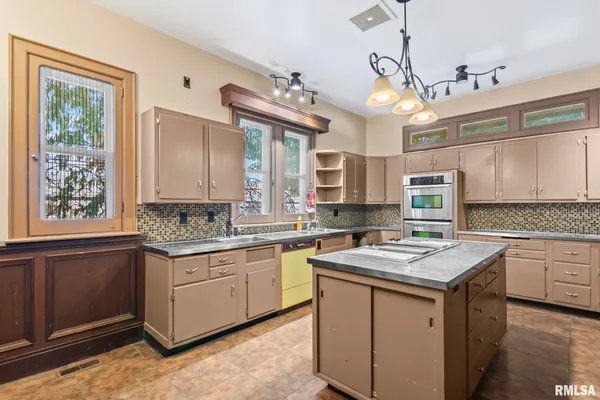 $289,900 | 240 North Washington Street, Taylorville, IL 62568