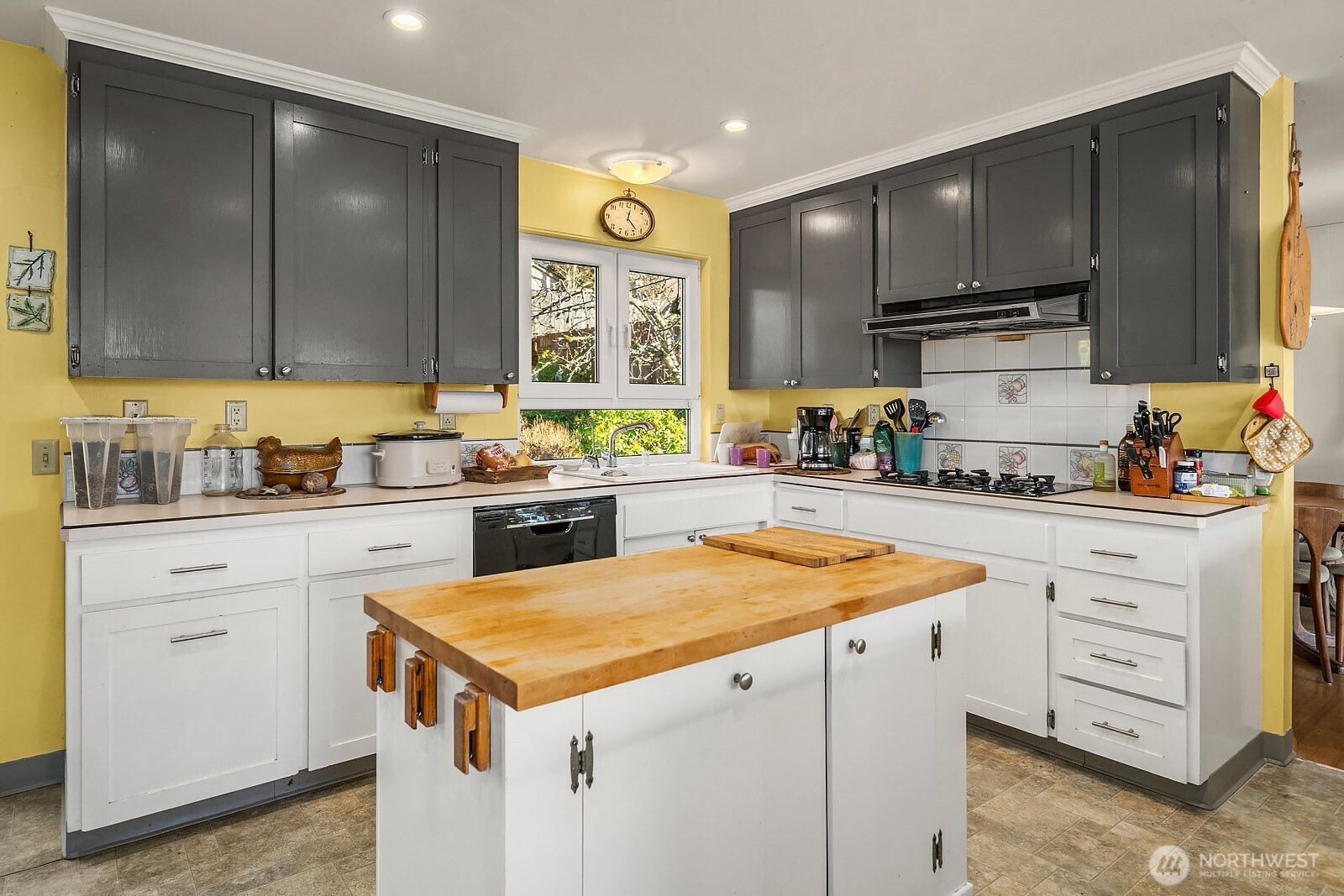 856 Stetson Avenue Kent, WA 98031 - Photo 13 of 39 a kitchen with a sink a stove and cabinets