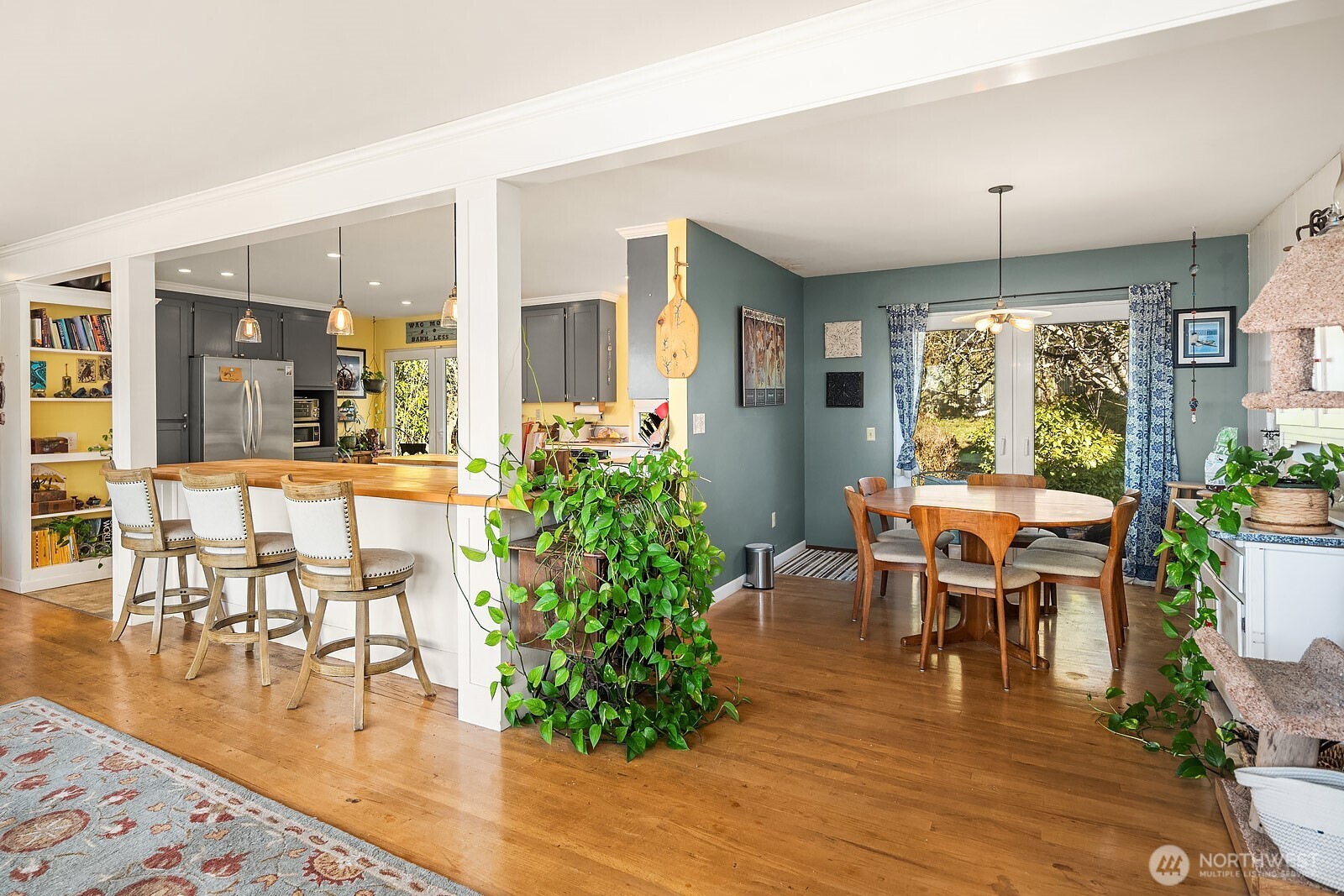 856 Stetson Avenue Kent, WA 98031 - Photo 18 of 39 a dining room with wooden floor a chandelier a glass table and chairs