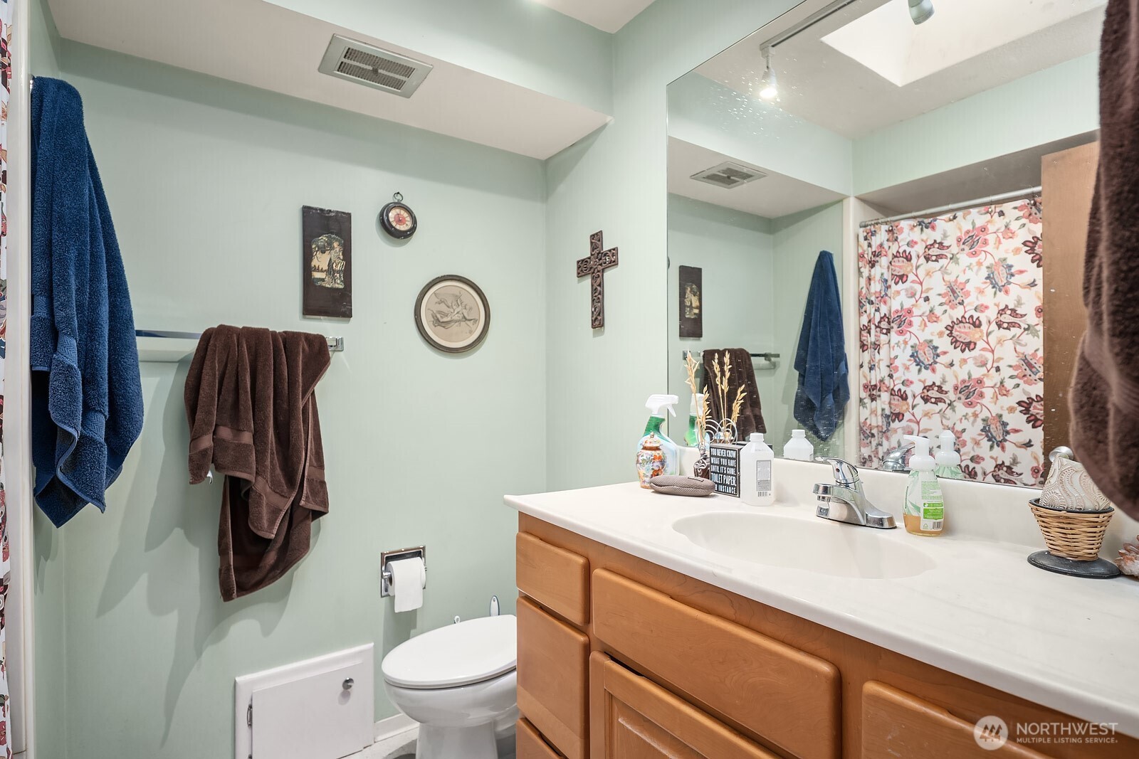 856 Stetson Avenue Kent, WA 98031 - Photo 20 of 39 a bathroom with a toilet sink and mirror