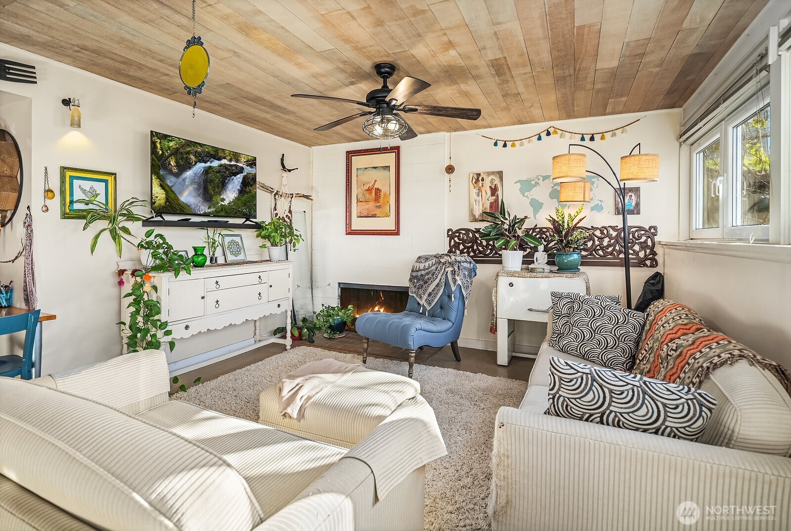 856 Stetson Avenue Kent, WA 98031 - Photo 25 of 39 a living room with furniture and wooden floor